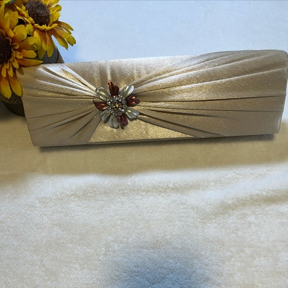 jessica mcclintock Satin Cream Clutch - Picture 2 of 6